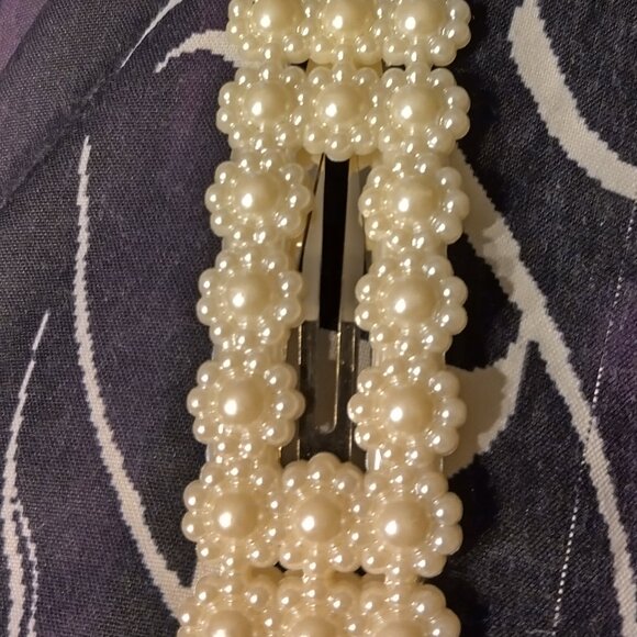 Hairdo Accessories - PEARL HAIR CLIPFinal price pls can' tafford any more discount